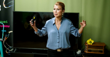 Comunicarea începe nu când vorbești, ci când decizi cine ești în cameră.